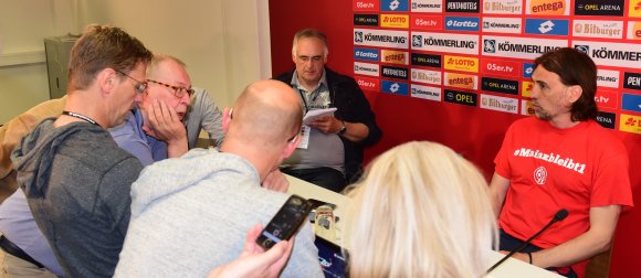 Nach dem Spiel gegen Eintracht Frankfurt konnte Martin Schmidt ohne die Last eines drohenden Abstiegs mit den Journalisten reden.