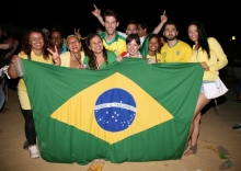 Feiern in Mainz: Brasilianer feierten mit Freunden zusammen am Mainzstand den 3:1-Auftaktsieg ihrer Elf bei der Weltmeisterschaft