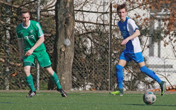 Nick Debus (r.) ist einer von sieben Spielern, die über die Saison hinaus in Mombach bleiben werden.