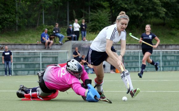 Einen nicht ganz einfachen, weil erst durch zwei späte Tore gesicherten 4:2-Sieg feierten Sophie Dilchert und der TSV Schott im jüngsten Heimspiel gegen die Stuttgarter Kickers. 