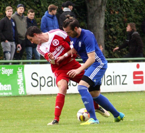 Im Fernduell streiten sich die SVW Mainz (l. Pascal Ries) und die TSG Bretzenheim 46 (r. Marcus Nungesser) um den sicheren zwölften Platz.
