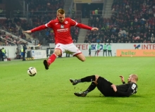 Daniel Brosinski und die 05er werden am Samstag nicht betrunken antreten - den Rausch haben die Kölner (unten).