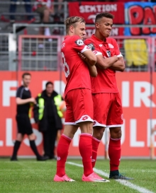 Siehste, wie du guckst: Felix Lohkemper und Marcel Costly nach Lohkempers 4:0.