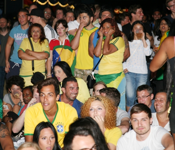 Entsetzen bei den brasilianischen Fans nach dem 0:1: Aber nur kurz störte das die Freude am Fußballfest.