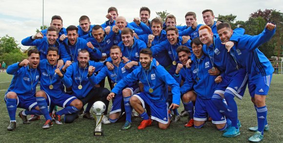 Die Meisterspieler und ihr Pokal: Der TSV Schott steigt in die Regionalliga auf.