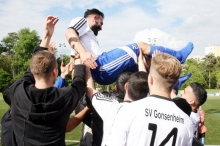 Er lebe hoch und noch lange: Die Gonsenheimer Mannschaft katapultierte KotrainerErtan Ekiz nach dessen Abschiedsvorstellung in die Luft.