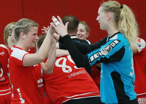 Schluss in Mainz: Für Torfrau Helen van Beurden (r.) und Kapitänin Laura Spatz war der Sieg gegen Vizemeister SGH Rosengatrten-Buchholz ein sportlich gutes Ende bei der FSG Mainz 05/Budenheim.