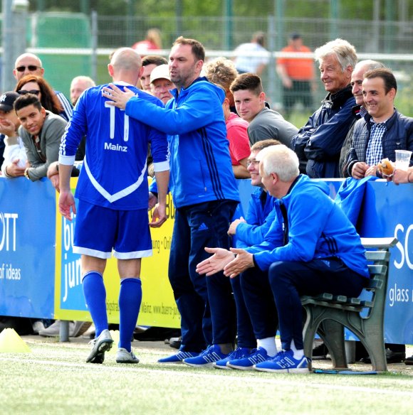 Der Vater des Erfolges: Trainer Sascha Meeth (steht) hat den TSV Schott in die Regionalliga geführt.