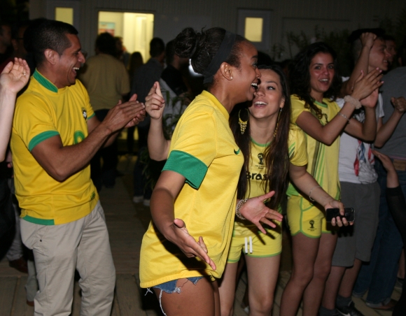 Freude über den entscheidenden Treffer zum 3:1 auch bei einer anderen brasilianischen Gruppe am Mainzstrand