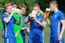 Was in München alljährlich zu sehen ist, funktioniert auch in Mainz-Bretzenheim wunderbar: Die TSG 46 feierte den aus eigener Kraft erreichten Klassenverbleib mit Literhumpen Bier.