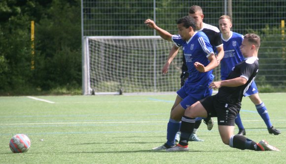 Hier bleibt die Gästedefensive Sieger: Kevin Beringer (r.) spitzelt Phil Adams den Ball weg. Der erzielte kurz darauf aber das 2:0, mit dem der Dammbruch in der Partie begann.