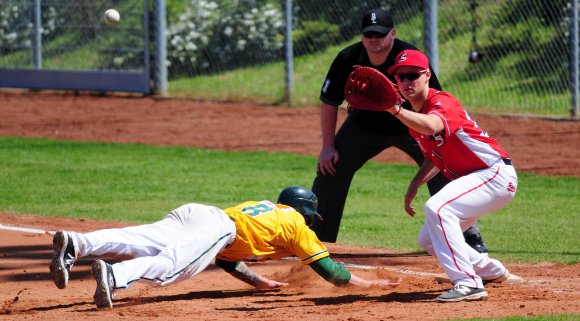Abgetaucht: Kevin Kotowski landet rechtzeitig an der ersten Base.