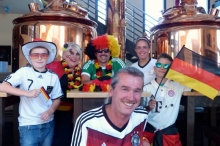 Einstimmen auf den letzten Test und die Fan-Generalprobe vor dem Abflug nach Recife: Jörg Reppel (vorne) und Mitglieder der Sektion, die sich im Ingelheimer Brauhaus auf das Länderspiel in Mainz vorbereitete..