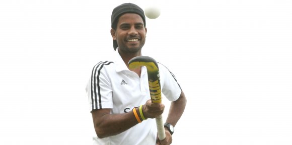 Jonglage mit dem Ball ist eine Übung, die Tapos Barmon natürlich spielend beherrscht. Der Hockeyspieler aus Bangladesch ist immer wieder zu Gast in europäischen Vereinen, um sich weiterzuentwickeln und für Einsätze in der Nationalmannschaft zu empfehlen.