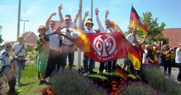 Vom Wackernheimer Kreisel in die Welt: Die Fanclubgruppe vor dem Länderspiel gegen Armenien.