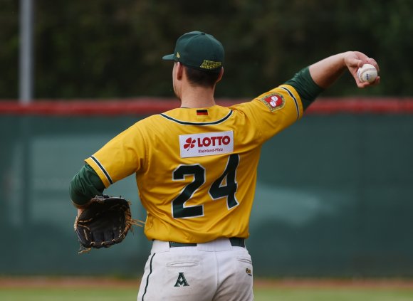 Eines der erfreulichsten Bilder des Abends: Der in dieser Saison verletzungsbedingt noch nicht zum Einsatz gekommene Janni Stöcklin warf, wenn auch noch nicht auf dem Feld.