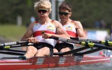 Starkes Debüt: Jason Osborne ( links) und Lucas Schäfer stehen im Halbfinale. Eine EM-Premiere feierte auch ein  neuer Sponsor des MRV, der auf Boot und Skulls prangt.