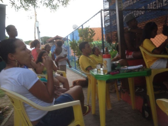 Sonderliche Euphorie herrschte in der Zumbi-Bar nach dem brasilianischen Auftaktsieg nicht. Und für ein Autokorso fehlen auf der Insel die Autos.