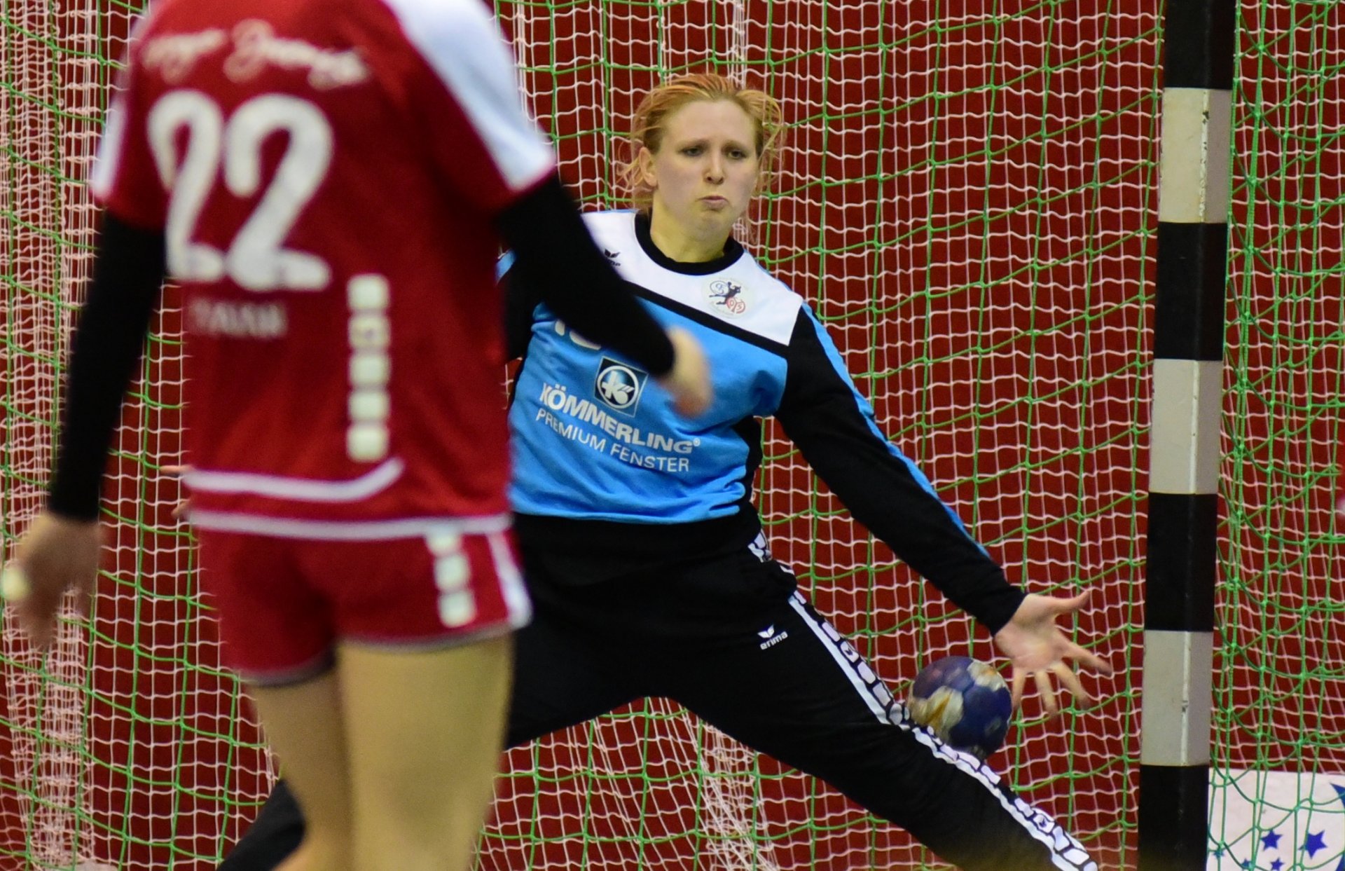 Nicht jeden Ball kann eine Torfrau halten: Kristin Schäfer kassiert einen Gegentreffer. Aber immerhin hatte sie die richtige Ecke geahnt.