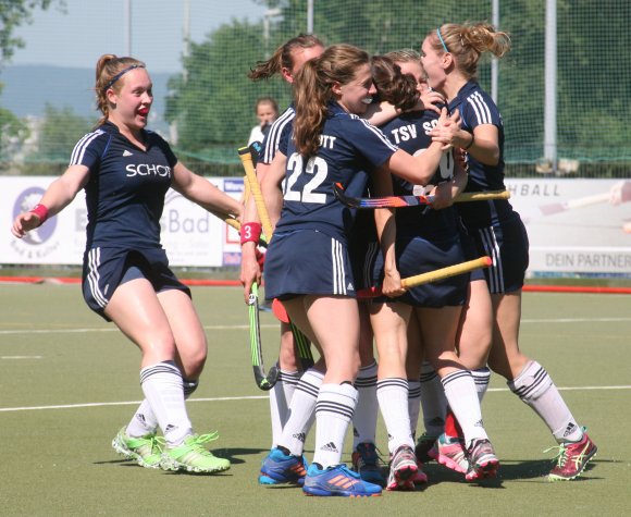 Ein zuletzt selten gewordenes Bild auf der Hockeyanlage des TSV Schott: Die Regionalligafrauen feiern einen Torerfolg. Katja Kempter (im Pulk vorne rechts) hat nach einer Kurzen Ecke zum 1:1 ausgeglichen.