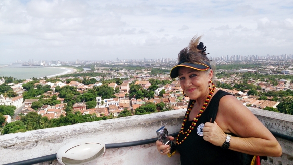 Ingrid Reppel, die sich auf die eigenhändige Herstellung exklusiven Fanschmucks in schwarz-rot-gold spezialisiert hat, genießt den Ausblick vom nördlichen Stadtteil Olinda auf die Hochhauslandschaft Recifes.