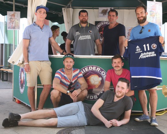 Mit neuen und bewährten Kräften in die erste Runde nach dem Abstieg: Auf dem Nieder-Olmer Straßenfest präsentierten sich zusammen mit den Trainern Markus Herberg und Martin Reuter (hinten) die neuen Spieler der künftigen Rheinhessenligamannschaft (v.l.) Marius Kuhl, Dennis Stauder, Max Friese und Michael Tillinger sowie (vorne) Timo Borsch.