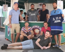 Mit neuen und bewährten Kräften in die erste Runde nach dem Abstieg: Auf dem Nieder-Olmer Straßenfest präsentierten sich zusammen mit den Trainern Markus Herberg und Martin Reuter (hinten) die neuen Spieler der künftigen Rheinhessenligamannschaft (v.l.) Marius Kuhl, Dennis Stauder, Max Friese und Michael Tillinger sowie (vorne) Timo Borsch.