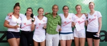 Mannschaftsfoto, diesmal mit Meister-T-Shirts und Trainer (v.l.): Nina Alibalic, Ekaterine Gorgodze, Livia Kraus, Babak Momeni, Hannah Müller, Sinja Kraus und Lucia Butkovska.