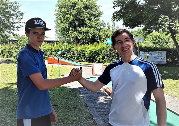 Den Sieg bei den Bamberger Filzgolf-Masters machten die beiden Mainzer Minigolfer Silvio Krauss (l.) und Sebastian Piekorz unter sich aus. Mit dem besseren Ende für Piekorz.