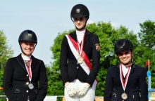 Rheinhessenmeisterin der Dressur in der LK 2-3 wurde in Bodenheim Julia Runkel (Mitte) vom RZV Jugenheim, gefolgt von Natalie Riffel (l.) und Anabell Gutjahr, die beide für den RV Mainz-Süd antraten.