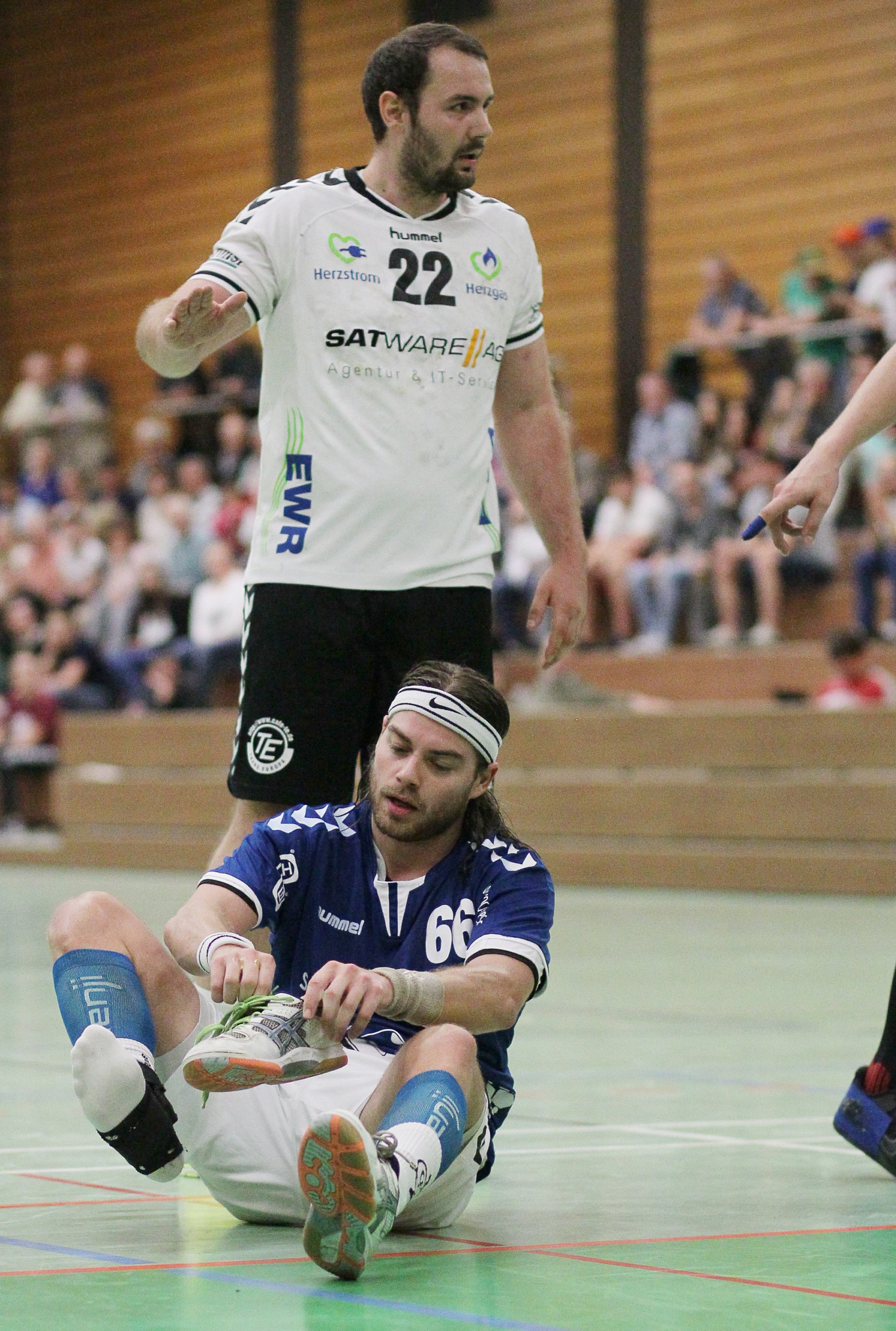 Benjamin Kröhle zieht es gegen die HSG Worms die Schuhe aus. Allerdings musste er nicht von den Socken sein, was Markus Metzdorf und die HSG gegen sein Team auf die Platte brachten, die Sportfreunde gewannen beide Partien gegen den Nachbarn in der Abschlusstabelle.