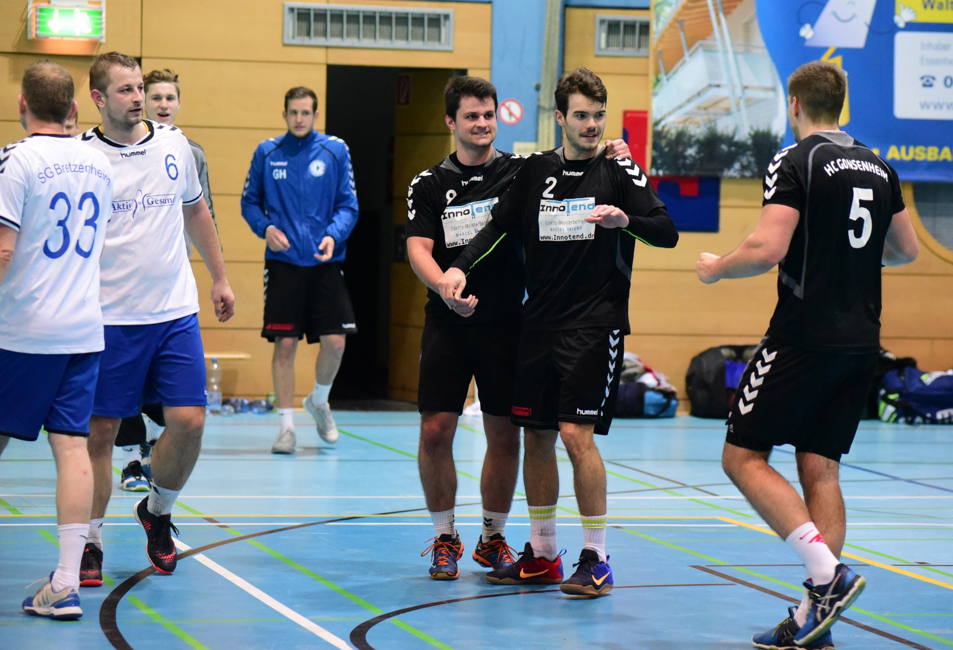 In den Stadtduellen zwischen der SG Bretzenheim und dem HC Gonsenheim musste SG-Trainer Marcus Quilitzsch (2.v.l.), im Heimspiel gegen den HCG gar noch einmal selbst im Trikot, die deutliche Überlegenheit der Rivalen anerkennen.