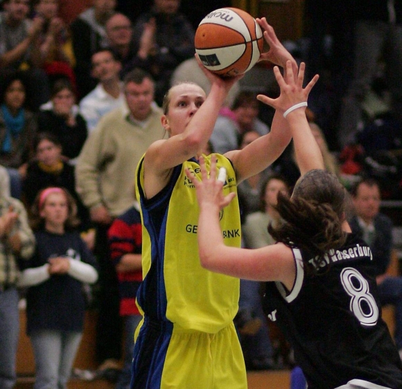Rund zehn Jahre Basketball auf Bundesliganiveau reichen: Bei der DJK Nieder-Olm möchte Karolin Holtz (hier ein Foto aus ihrer ASC-Saison 2006-07) in der Oberliga nach zweijähriger Pause wieder Spaß am Spiel finden.  