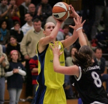 Rund zehn Jahre Basketball auf Bundesliganiveau reichen: Bei der DJK Nieder-Olm möchte Karolin Holtz (hier ein Foto aus ihrer ASC-Saison 2006-07) in der Oberliga nach zweijähriger Pause wieder Spaß am Spiel finden.  