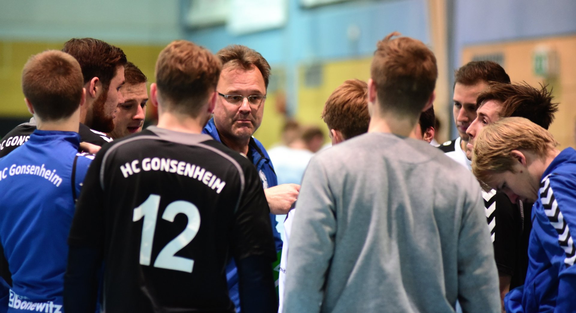 Thomas Schaaf (Mitte) rückte in der Runde durch die berufliche Belastung von Cheftrainer Sven Engel mehr und mehr in die alleinige Verantwortung und wird die Gonsenheimer nun ohne Engel weiterführen.