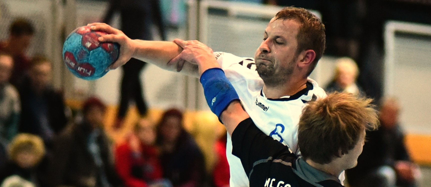 Im Stadtderby zog Quilitzsch noch einmal selbst das Trikot über, Johannes Platten versucht ihn am Abschluss zu hindern.