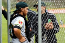 Catcher Andrew Jones (l.), hier von Trainer Ulli Wermuth durch den Zaun getrennt,  hatte im ersten Spiel bei den Haar Disciples drei Basehits.