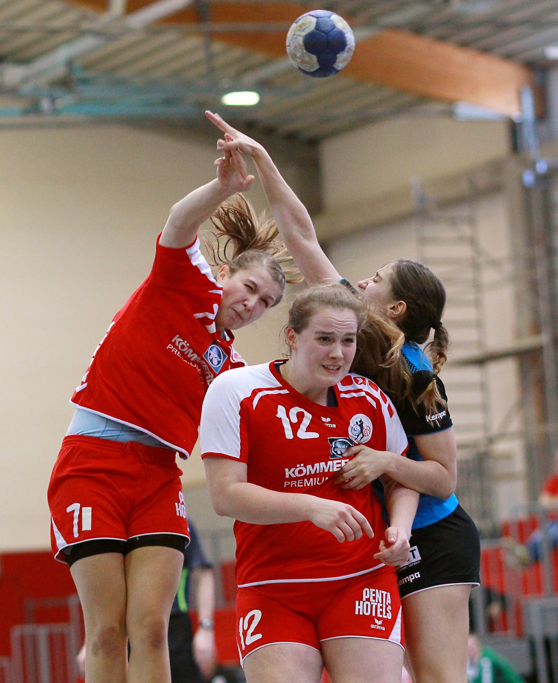 Das Meisterteam der Rheinhessenliga war eine Dritte Mannschaft, die FSG Mainz 05/Budenheim III. In vielen Partien haushoch überlegen, mussten Marlena Ludwig (l.) und Dorina Nahm (vorne) in einigen Spielen das ganze Können aufbieten. Nur bei der Niederlage in Meisenheim und beim Unentschieden in Saulheim, gleichzeitig das Meisterstück am vorletzten Spieltag, blieb der gewohnte Sieg aus.