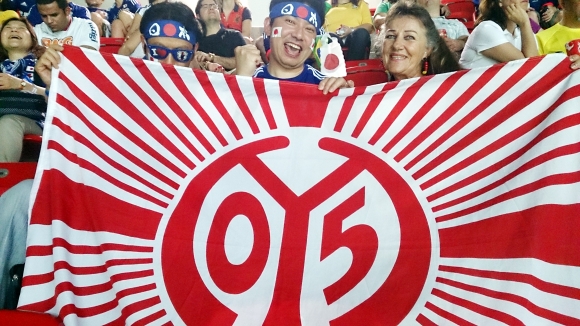 Begeisterung unter den Japanern löste am Samstagabend die 05-Fahne im Stadion von Recife aus, wo Jörg und Ingrid Reppel die 1:2-Auftaktniederlage der Asiaten gegen die Elfenbeinküste verfolgten, um 05-Stürmer Shinji Okazaki zu unterstützen.