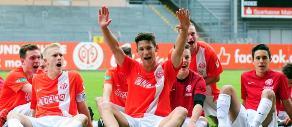 Das Foto stammt aus dem letzten Heimspiel, mit dem die 05-B-Junioren sich für die DM-Endrunde qualifizierten. Heinz Mörschel (Mitte) hätte sich nach dem 3:1 beim FCK aber ähnlich feiern lassen können.