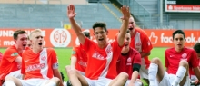 Das Foto stammt aus dem letzten Heimspiel, mit dem die 05-B-Junioren sich für die DM-Endrunde qualifizierten. Heinz Mörschel (Mitte) hätte sich nach dem 3:1 beim FCK aber ähnlich feiern lassen können.