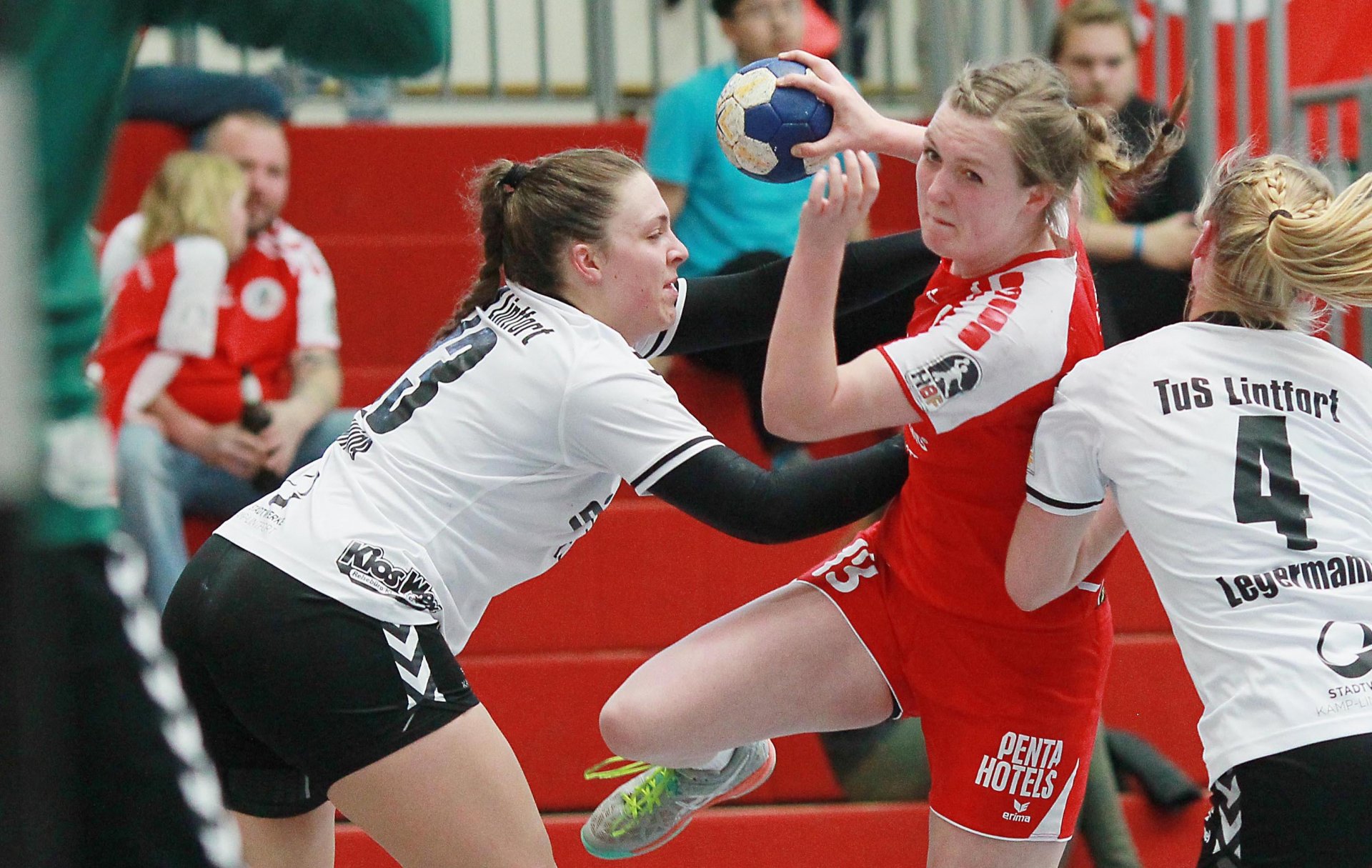Auch bei Alicia Soffel ging die Entwicklung rasant voran: Statt sich mit der Rolle als Ergänzungsspielerin zufriedenzugeben, die an die Zweite Liga herangeführt wird, übernahm die 18-jährige Juniorennationalspielerin Verantwortung in heiklen Spielphasen und sicherte gar mit entscheidenden Aktionen den einen oder anderen Punkt.