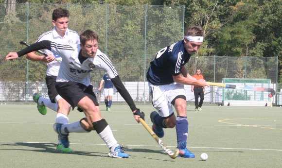 Der Abschluss des ersten Feldrundenteils missriet dem TSV Schott (r. Leif Wegener)  mit dem 1:1 gegen die TG Worms ein wenig, auch wenn das angesichts des Mittelfeldplatzes des Aufsteigers zu jenem Zeitpunkt ein akzeptables Ergebnis zu sein schien. Inzwischen sind die Wormser Letzter.