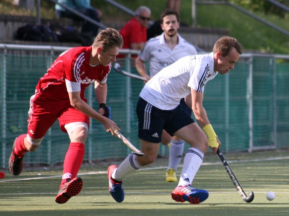 Im jüngsten Heimspiel gegen den KHC besiegten Simon Jacob (r.) und der TSV Schott Mainz den regionalen Rivalen Kreuznacher HC im Mai 2014 in der 1. Regionalliga mit 4:2. Nun trifft man sich eine Spielklasse niedriger wieder.