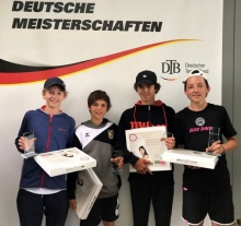 Erstmals Deutscher Meister: Mika Lipp (2.v.r.) setzte sich mit Max Rehberg (r.) im Doppel-Finale gegen Kim Niethammer/Konstantin Südhoff durch.