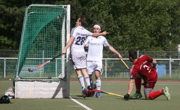 Dreimal musste der TSV Schott einen Rückstand ausgleichen, um wenigstens einen Punkt aus der Begegnung mit dem KHC mitzunehmen. Das 2:2 durch Max Dürkop war der einzige erfolgreich zu Ende gespielte Konterangriff der Mainzer in der gesamten Partie.