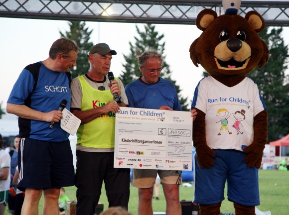 Der Scheck, den Schott-Vorstandchef Frank Heinricht und die beiden Mediziner Helmut Peters und Rolf Beetz präsentierten, weist in diesem Jahr 140.000 Euro auf.