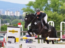 Mit gleich vier Pferden platzierte sich Lisa Sieben, hier auf Flic Flac S, beim Springen des RSV Schwarz-Weiß Hechtsheim in den Klassen L und M.