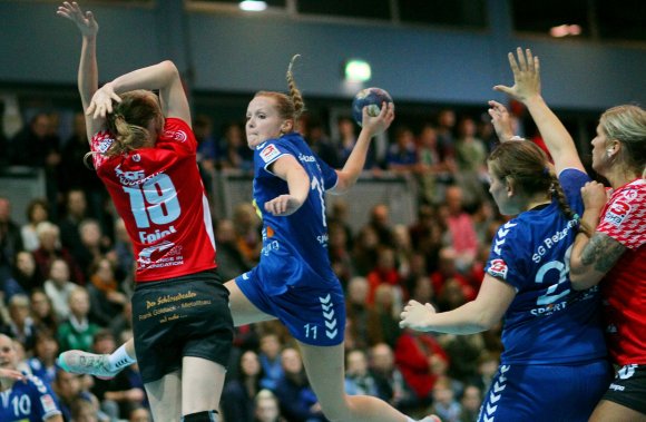 Das Derby gegen die TSG Ober-Eschbach, neuerdings als FSG Ober-Eschbach/Vordertaunus in der Liga, bleibt der SG TSG/DJK Bretzenheim (Katharina Mack beim Wurf) erhalten.