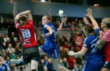 Das Derby gegen die TSG Ober-Eschbach, neuerdings als FSG Ober-Eschbach/Vordertaunus in der Liga, bleibt der SG TSG/DJK Bretzenheim (Katharina Mack beim Wurf) erhalten.